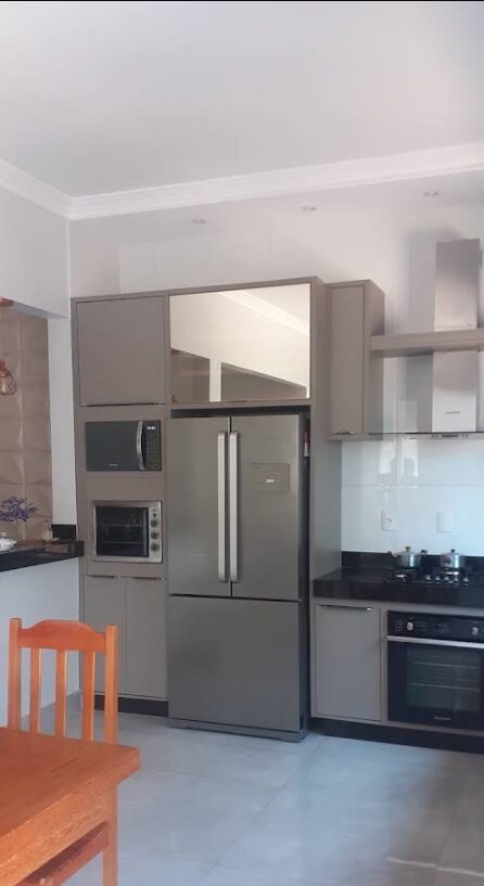 Torre planejada com geladeira, micro-ondas e forno embutidos
